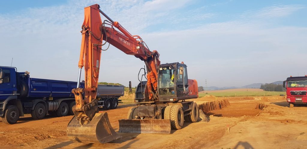 Kolové rypadlo Hitachi ZX 190 při zemních pracích